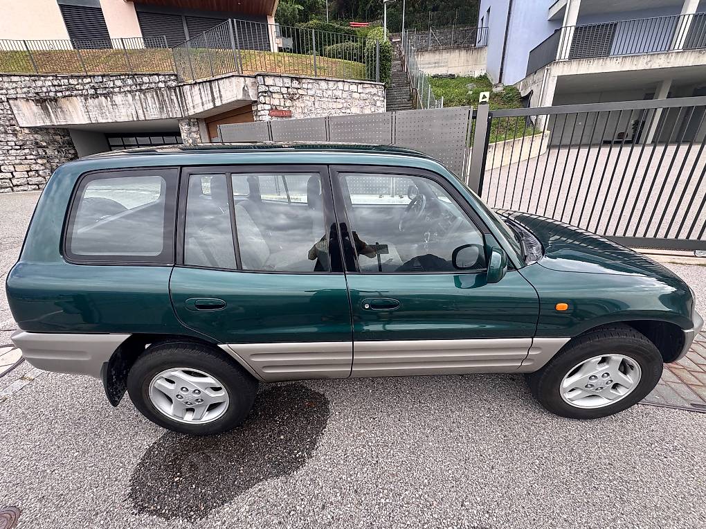 TOYOTA RAV-4-image-1
