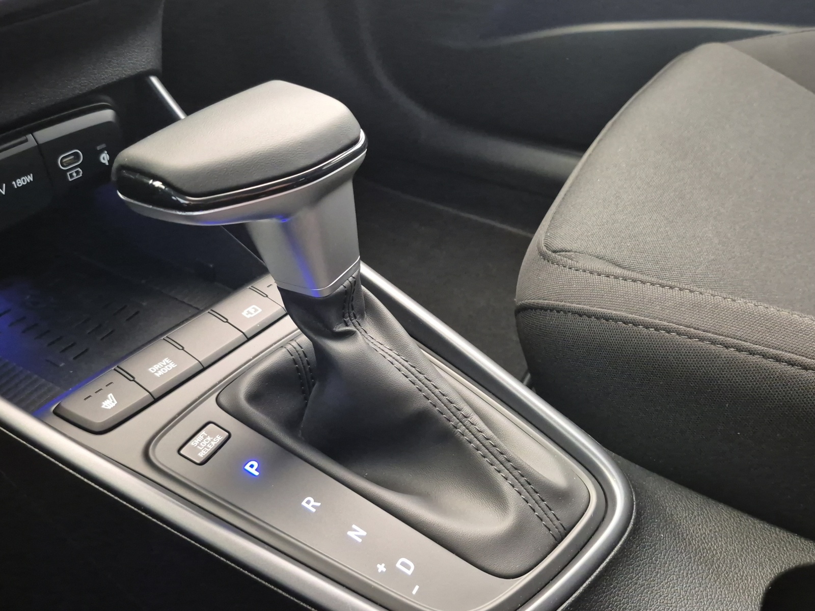 HYUNDAI Bayon 1.0 T-GDi Amplia Two Tone Safe tec-image-15
