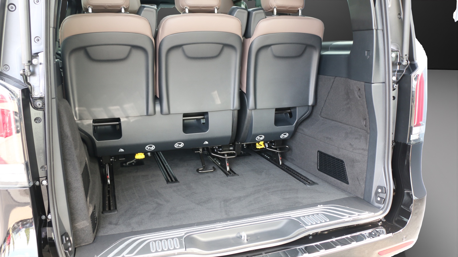 MERCEDES-BENZ V 300 d Exclusive Lang Swiss Edition 4Matic-image-11