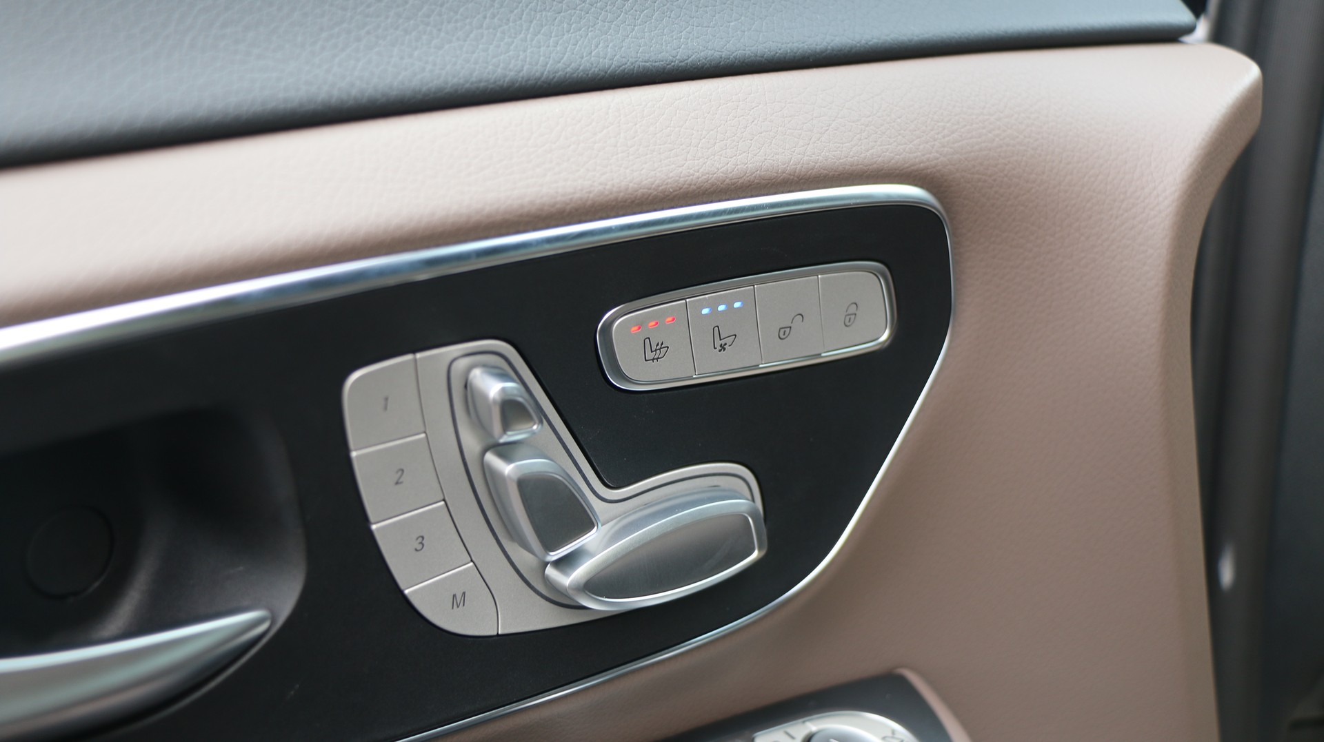 MERCEDES-BENZ V 300 d Exclusive Lang Swiss Edition 4Matic-image-16