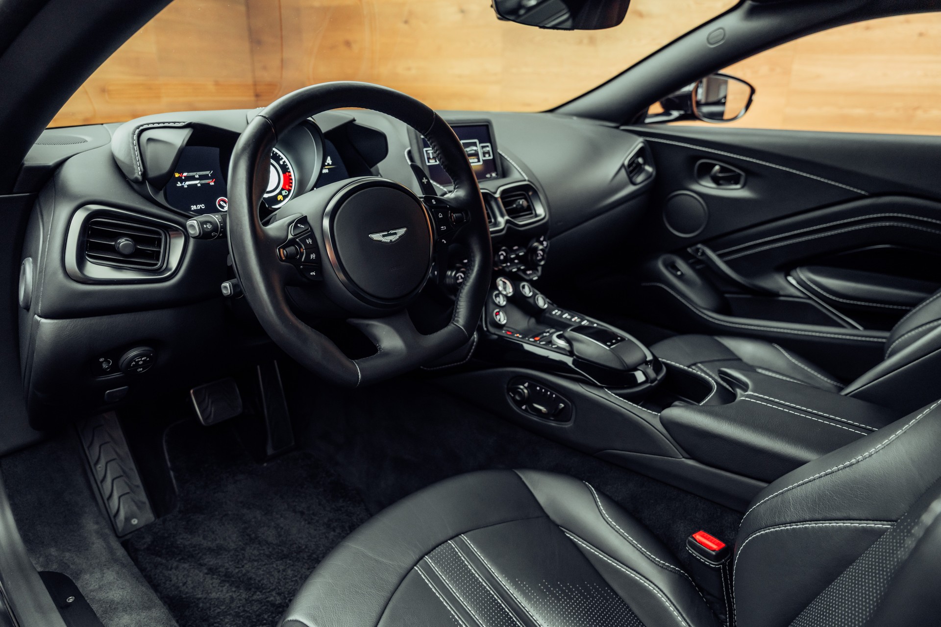 ASTON MARTIN V8 Vantage 4.0 Coupé-image-7