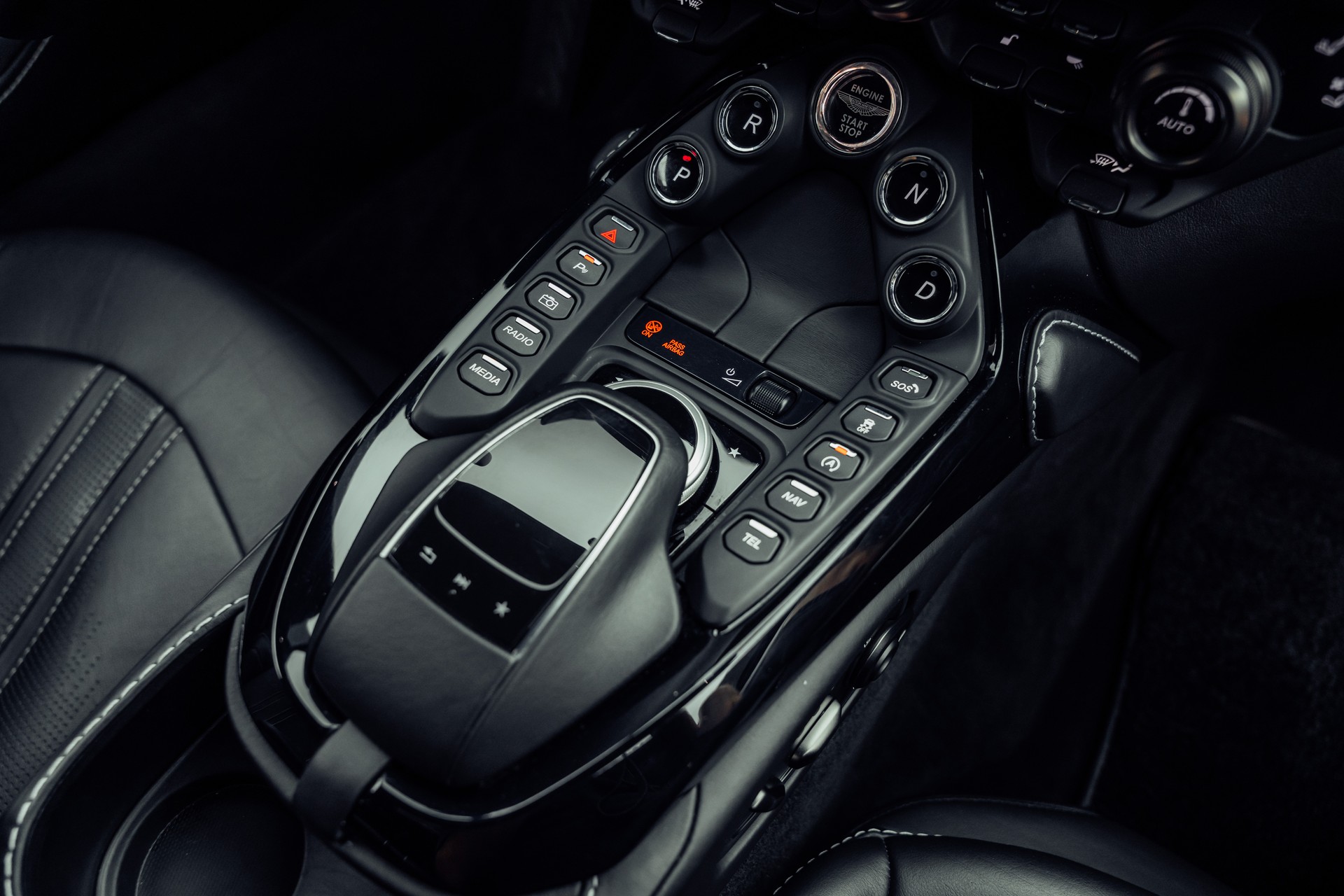 ASTON MARTIN V8 Vantage 4.0 Coupé-image-16