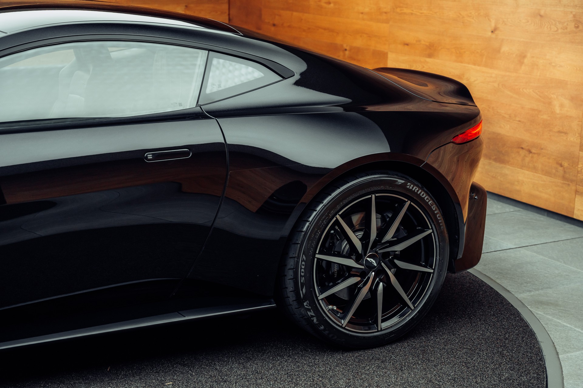 ASTON MARTIN V8 Vantage 4.0 Coupé-image-23