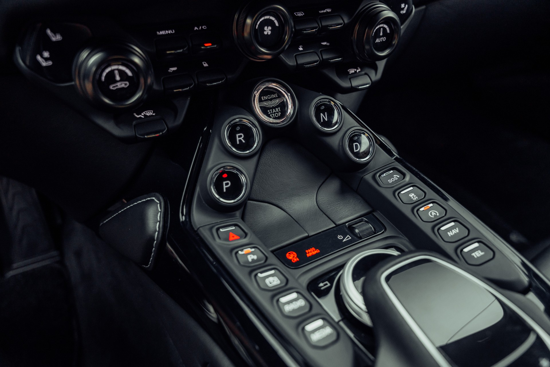 ASTON MARTIN V8 Vantage 4.0 Coupé-image-13