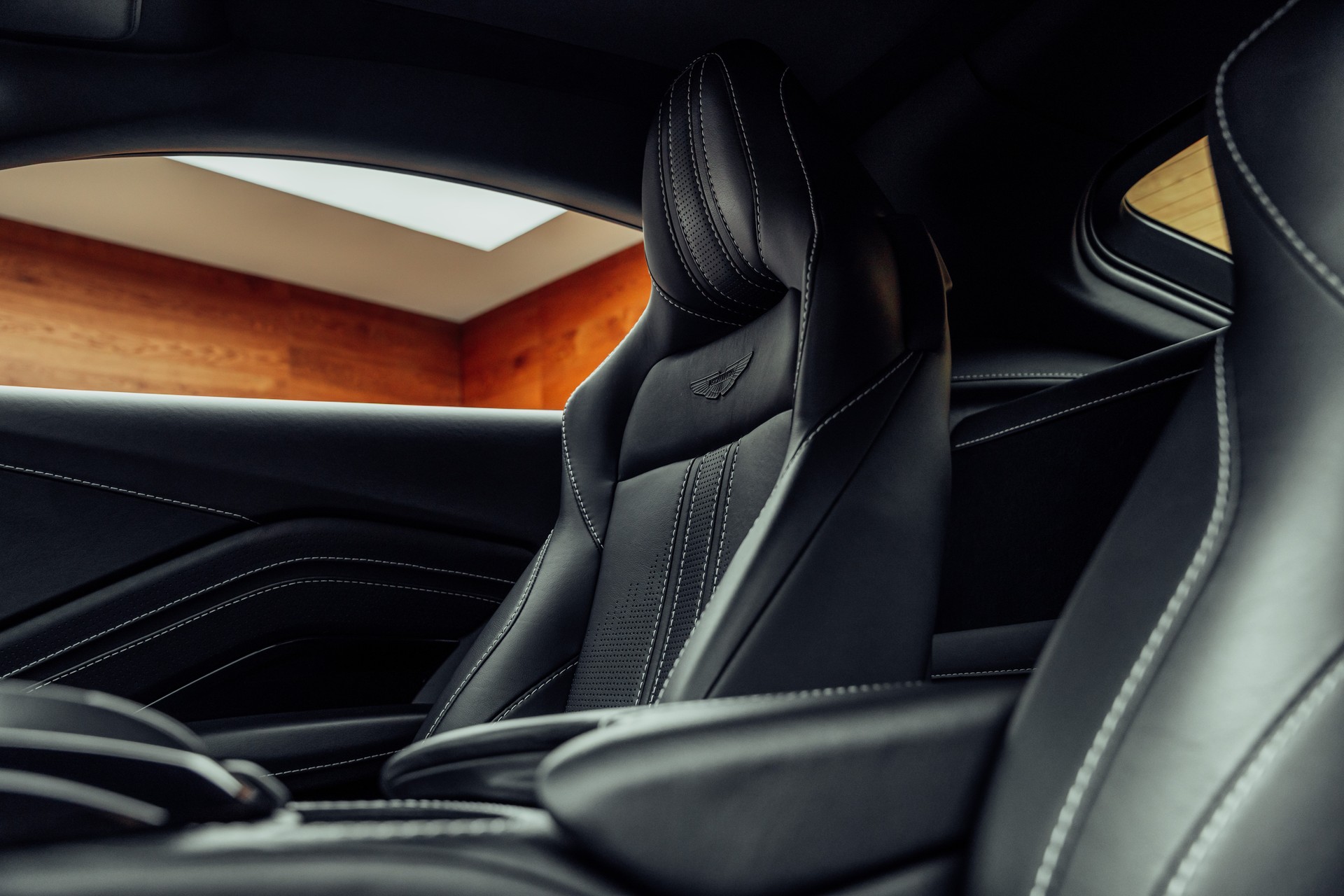 ASTON MARTIN V8 Vantage 4.0 Coupé-image-11