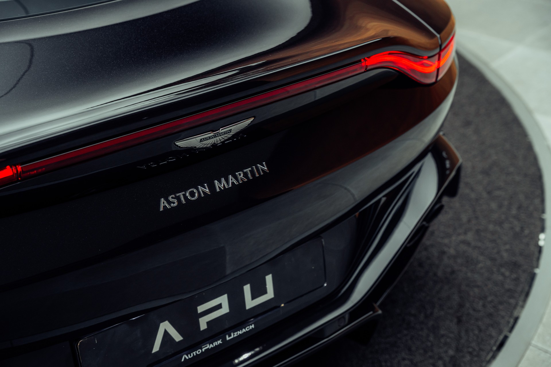ASTON MARTIN V8 Vantage 4.0 Coupé-image-18