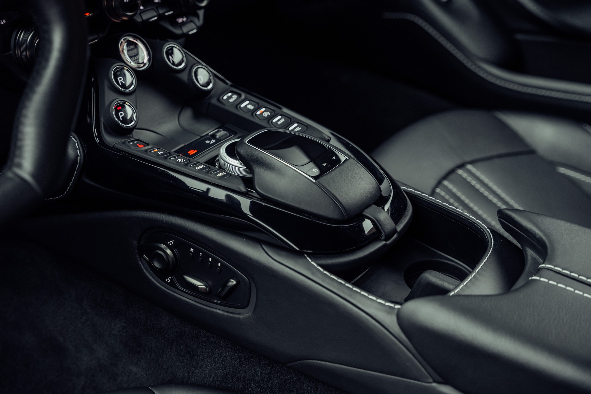 ASTON MARTIN V8 Vantage 4.0 Coupé-image-14