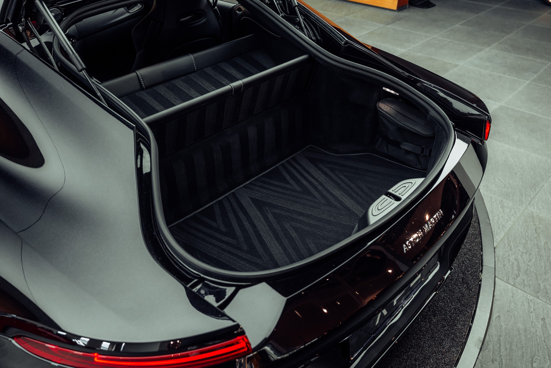 ASTON MARTIN V8 Vantage 4.0 Coupé-image-19
