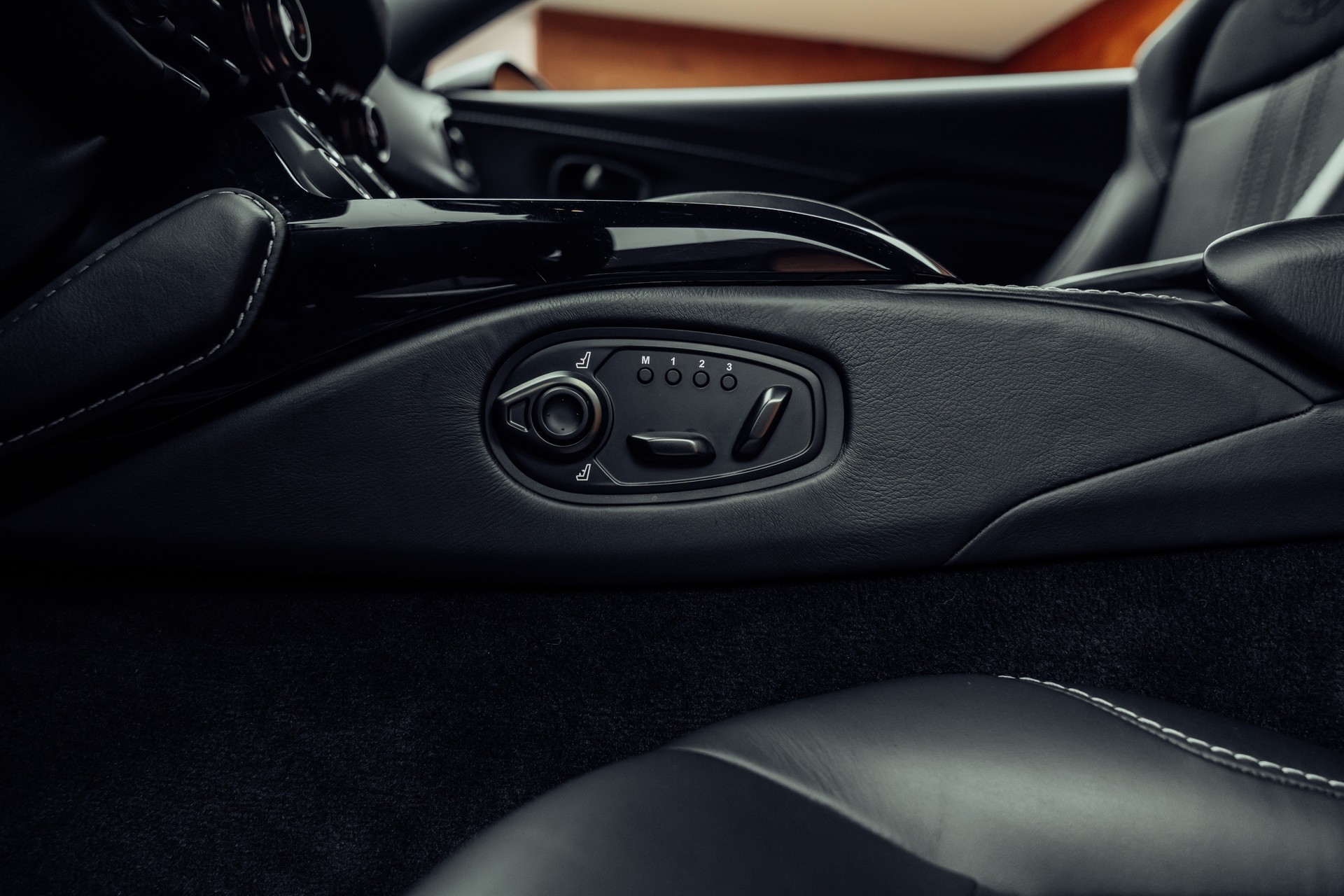 ASTON MARTIN V8 Vantage 4.0 Coupé-image-10