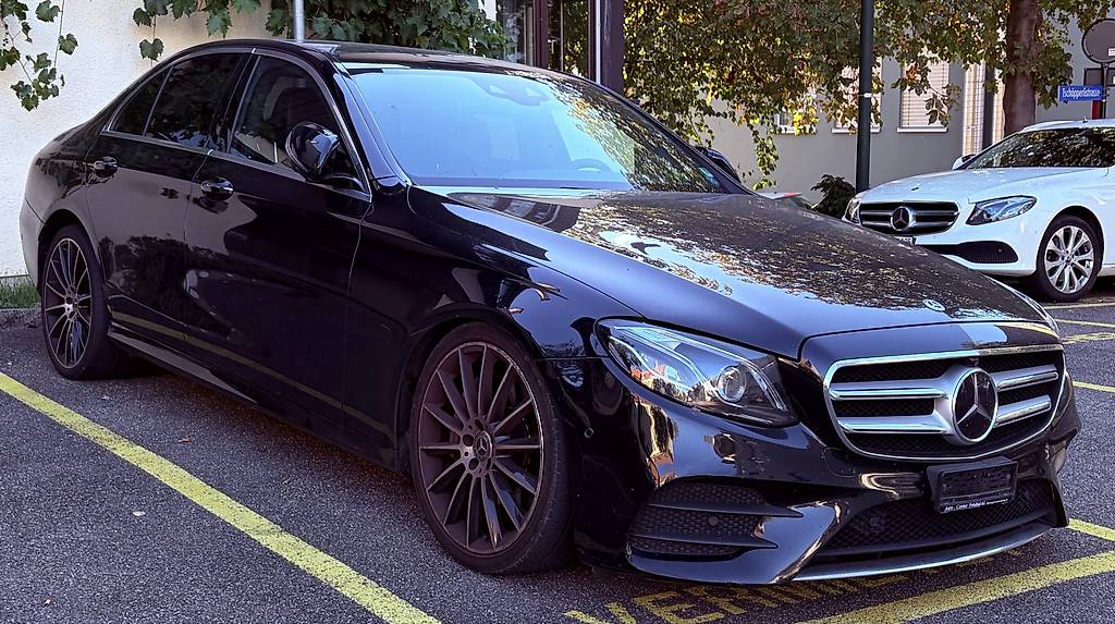 MERCEDES-BENZ E 350 d AMG Line 4Matic 9G-Tronic-image-1