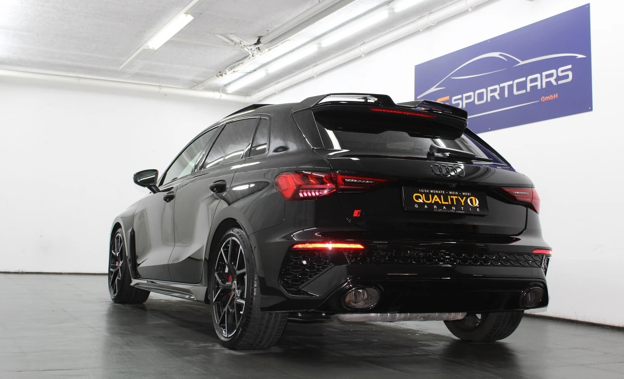 AUDI RS3 Sportback 2.5 TSI quattro S-tronic/ RS-Designpaket plus rot / Keramikbremsanlage / CH-Fahrzeug-image-4