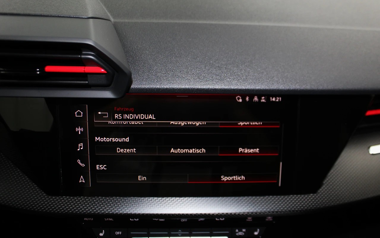 AUDI RS3 Sportback 2.5 TSI quattro S-tronic/ RS-Designpaket plus rot / Keramikbremsanlage / CH-Fahrzeug-image-29