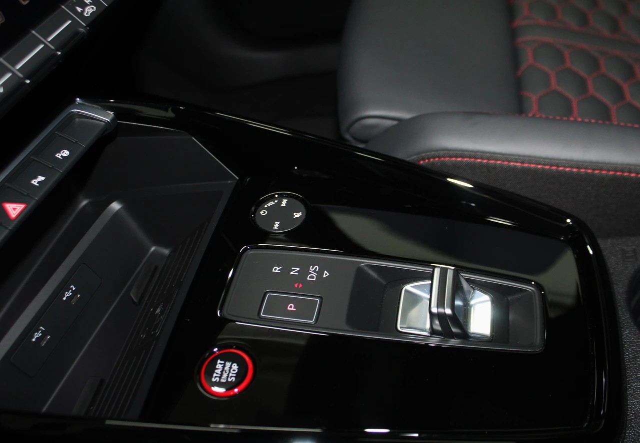 AUDI RS3 Sportback 2.5 TSI quattro S-tronic/ RS-Designpaket plus rot / Keramikbremsanlage / CH-Fahrzeug-image-16