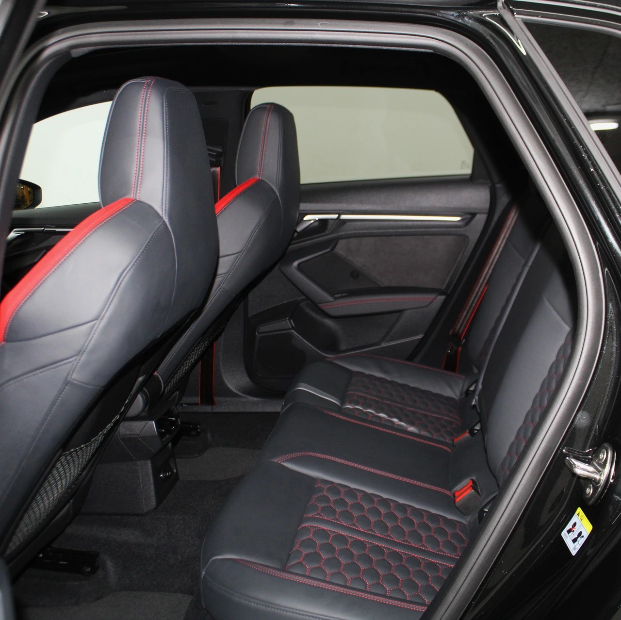AUDI RS3 Sportback 2.5 TSI quattro S-tronic/ RS-Designpaket plus rot / Keramikbremsanlage / CH-Fahrzeug-image-10