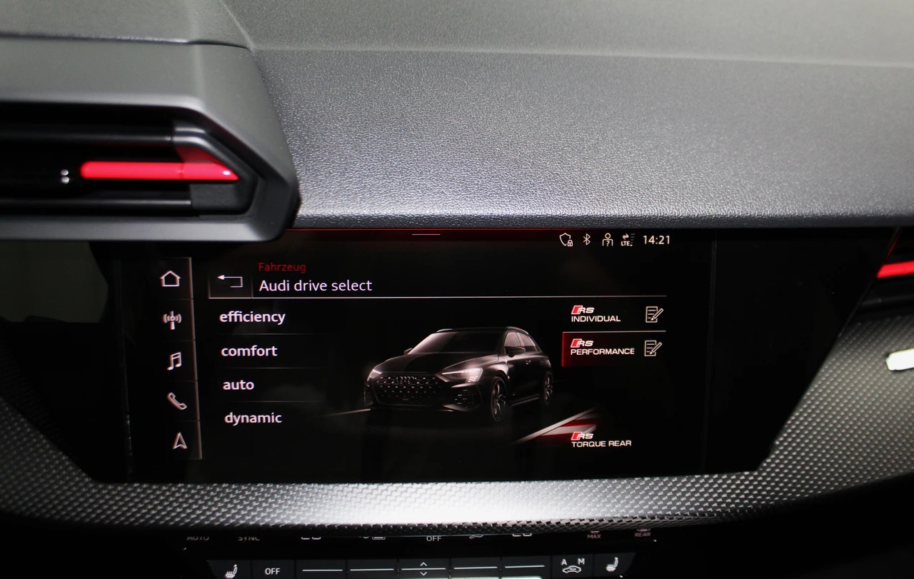 AUDI RS3 Sportback 2.5 TSI quattro S-tronic/ RS-Designpaket plus rot / Keramikbremsanlage / CH-Fahrzeug-image-26