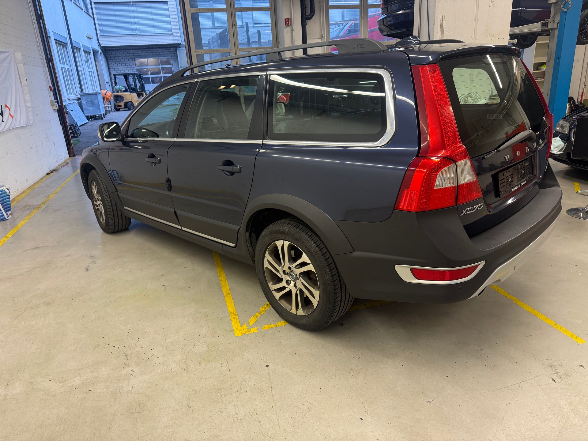 VOLVO XC70 D5 AWD Momentum Geartronic-image-4