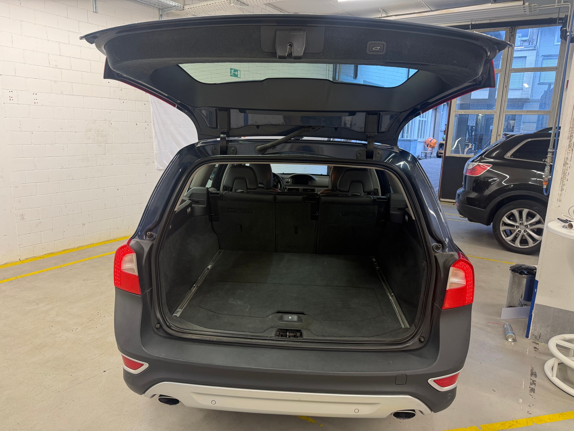 VOLVO XC70 D5 AWD Momentum Geartronic-image-10