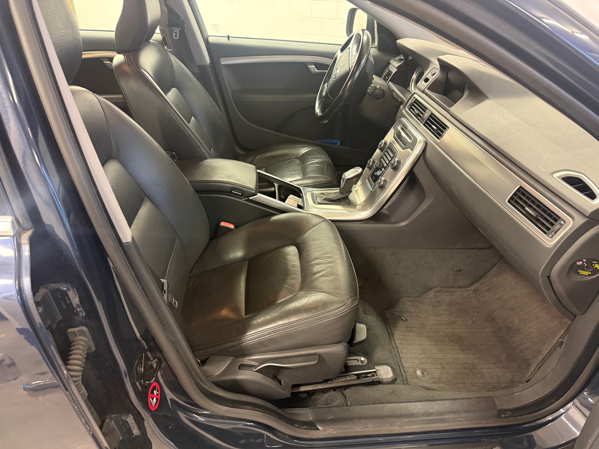 VOLVO XC70 D5 AWD Momentum Geartronic-image-6