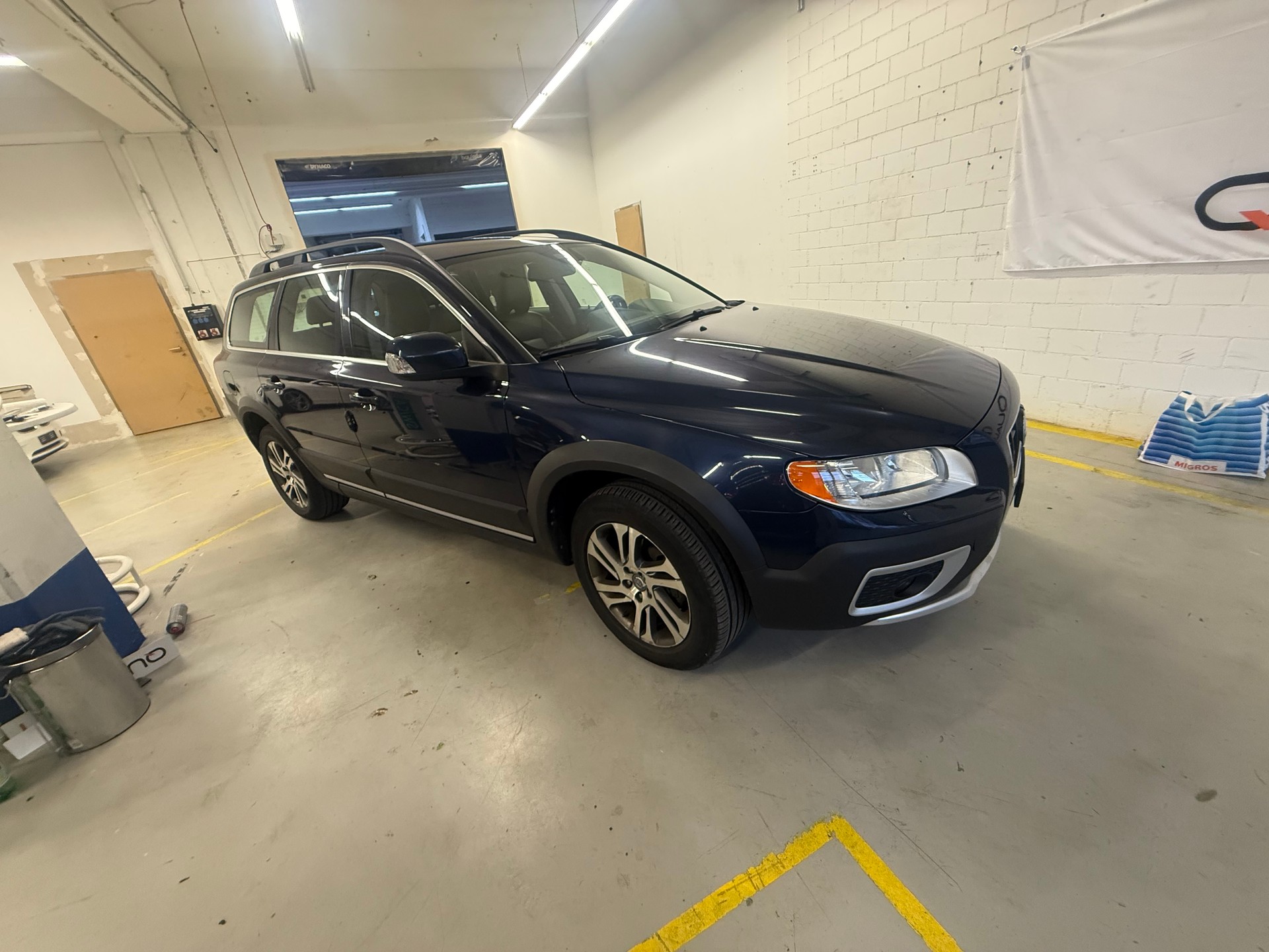 VOLVO XC70 D5 AWD Momentum Geartronic-image-1