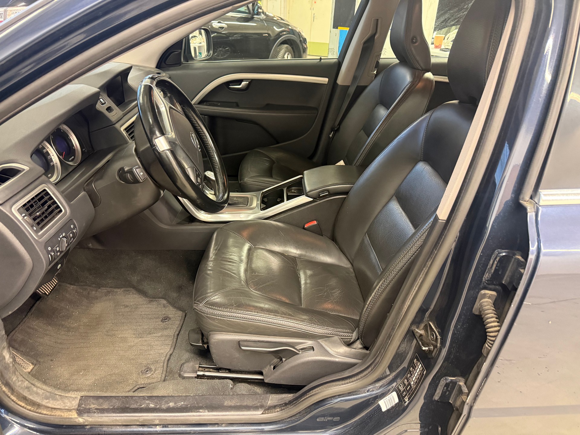 VOLVO XC70 D5 AWD Momentum Geartronic-image-5