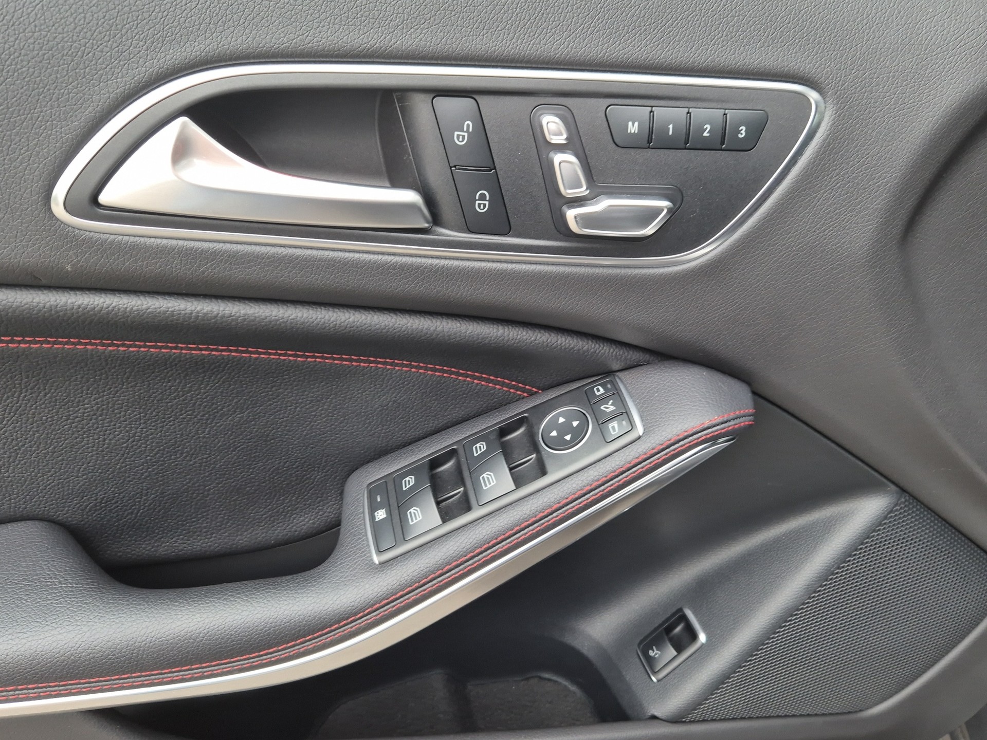 MERCEDES-BENZ GLA 250 AMG Line 4Matic 7G-DCT-image-12