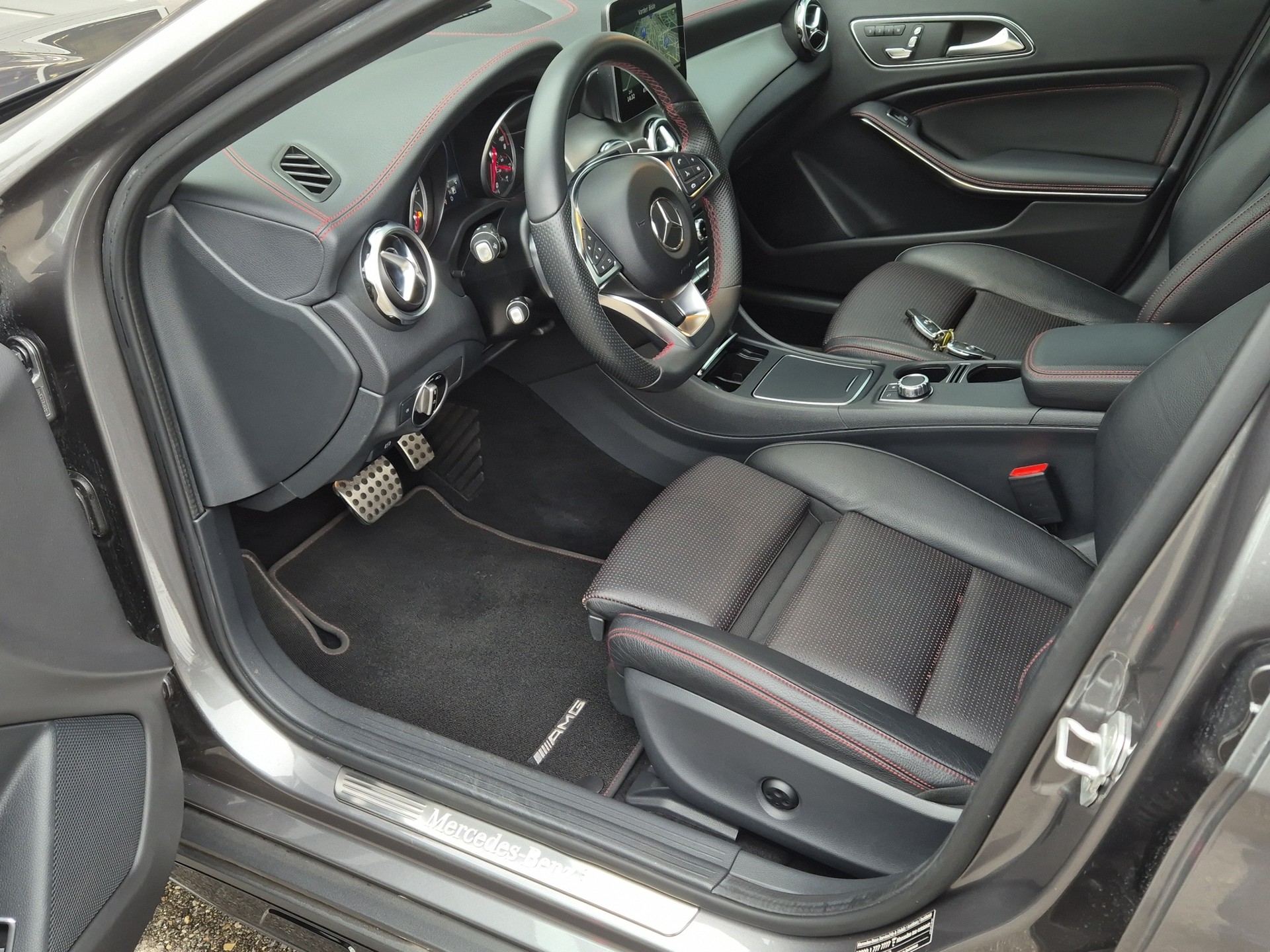 MERCEDES-BENZ GLA 250 AMG Line 4Matic 7G-DCT-image-13