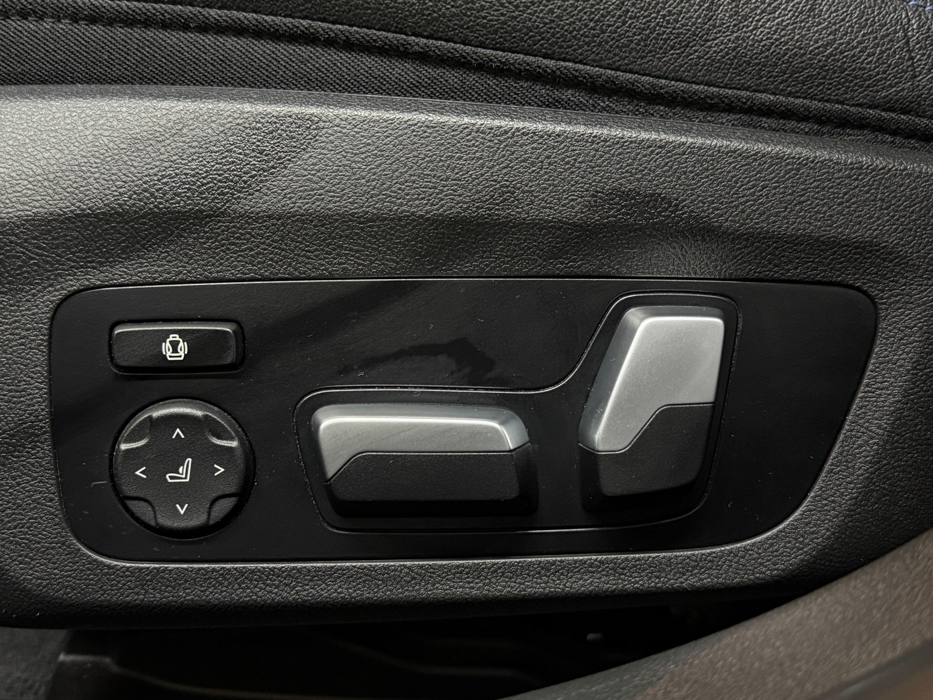 BMW 320d xDrive 48V Touring Steptronic M Sport-image-11