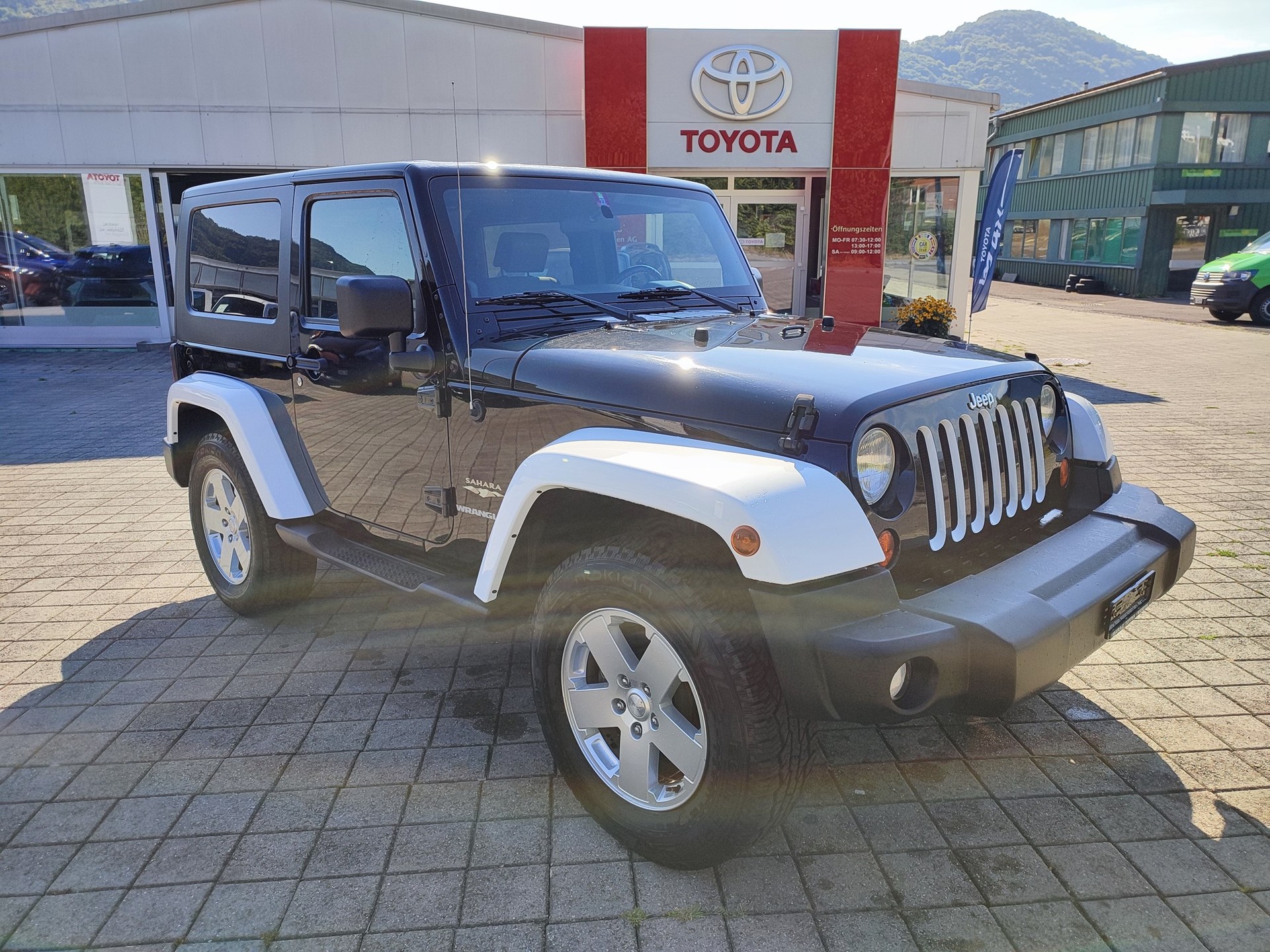 JEEP Wrangler 3.8 Sahara Automatic-image-2