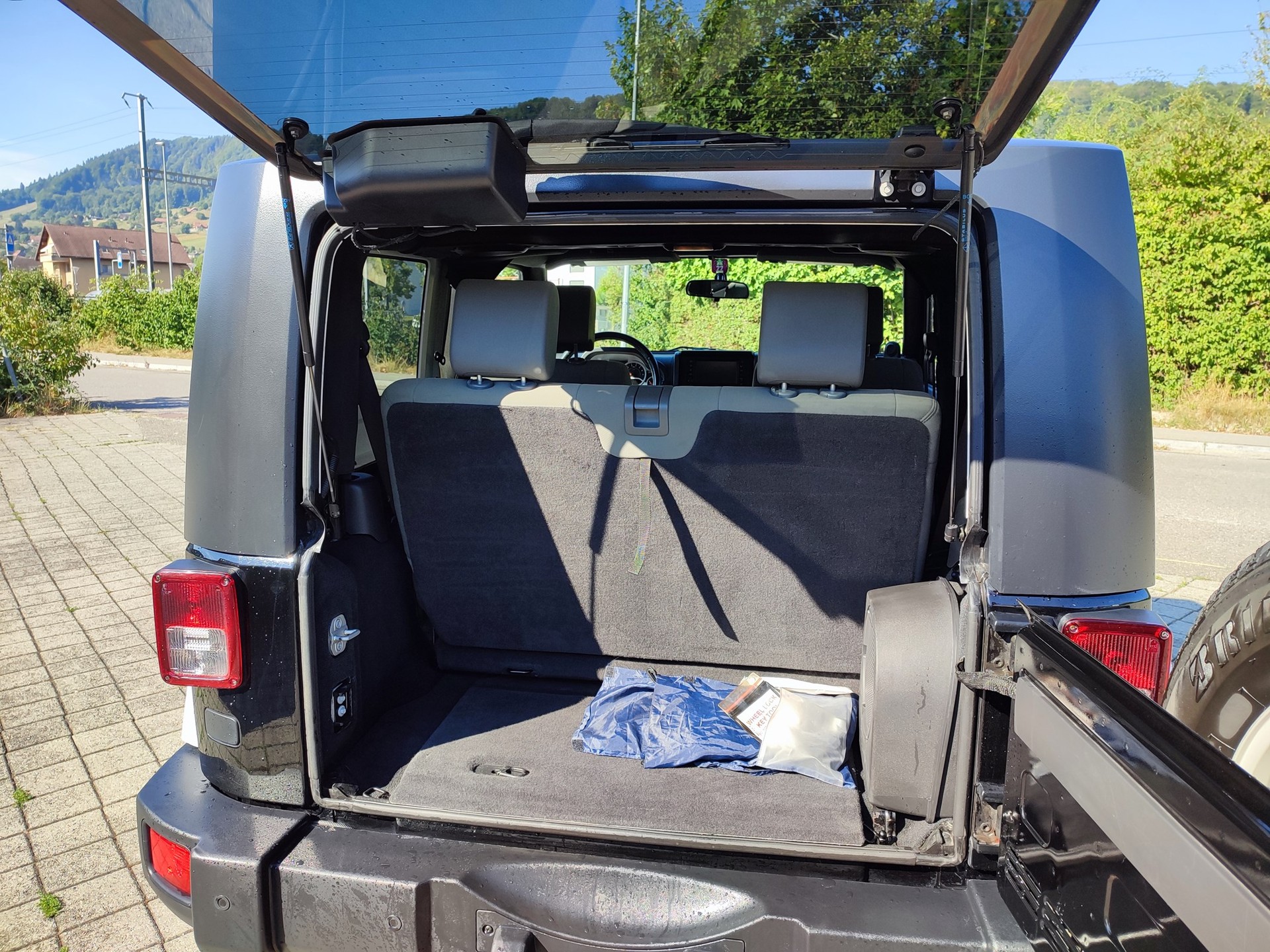 JEEP Wrangler 3.8 Sahara Automatic-image-7