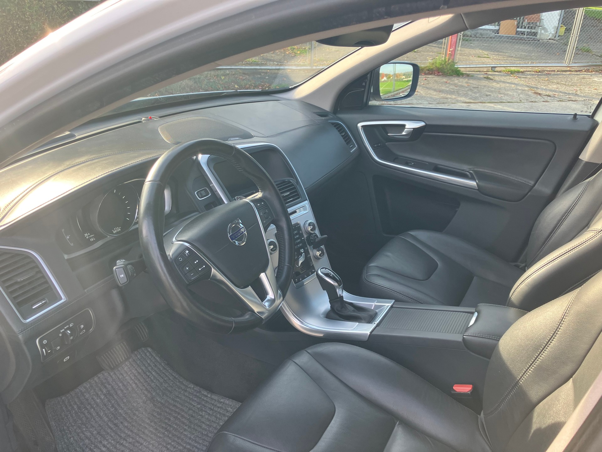 VOLVO XC60 T6 AWD Executive Plus Geartronic-image-4