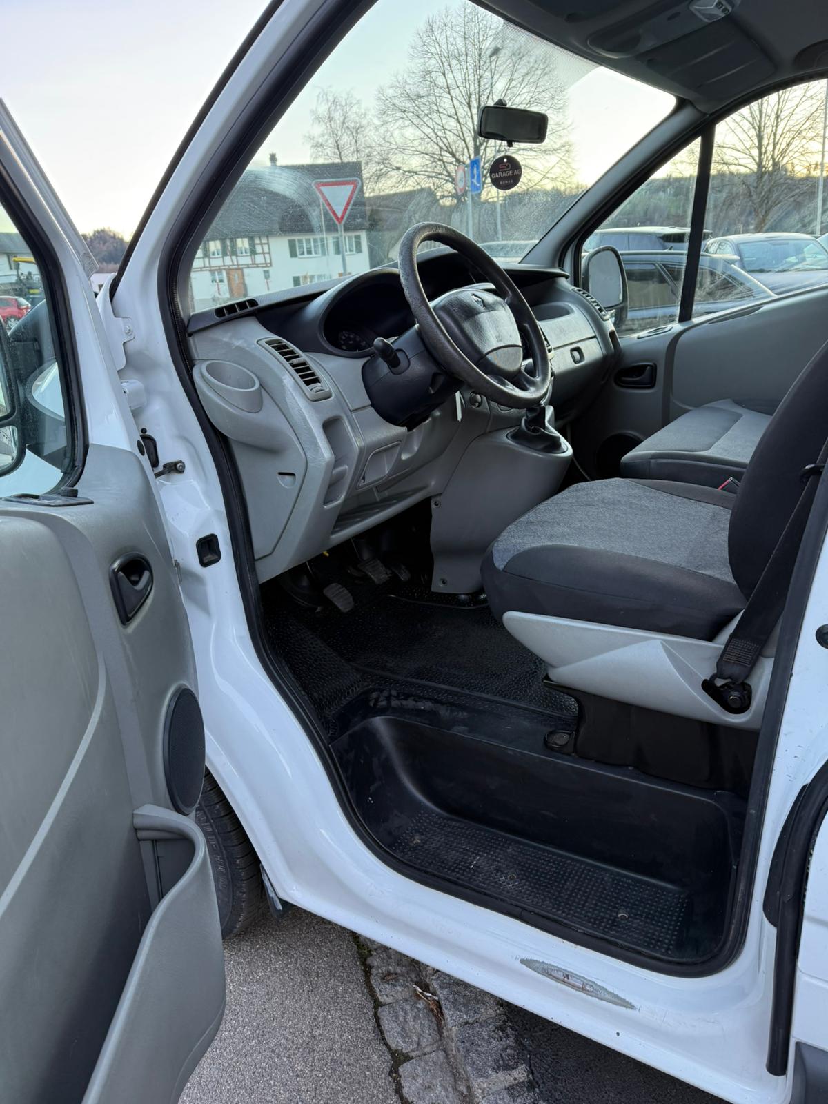 RENAULT Trafic 2.0 dCi 90 2.7t L1H1-image-6