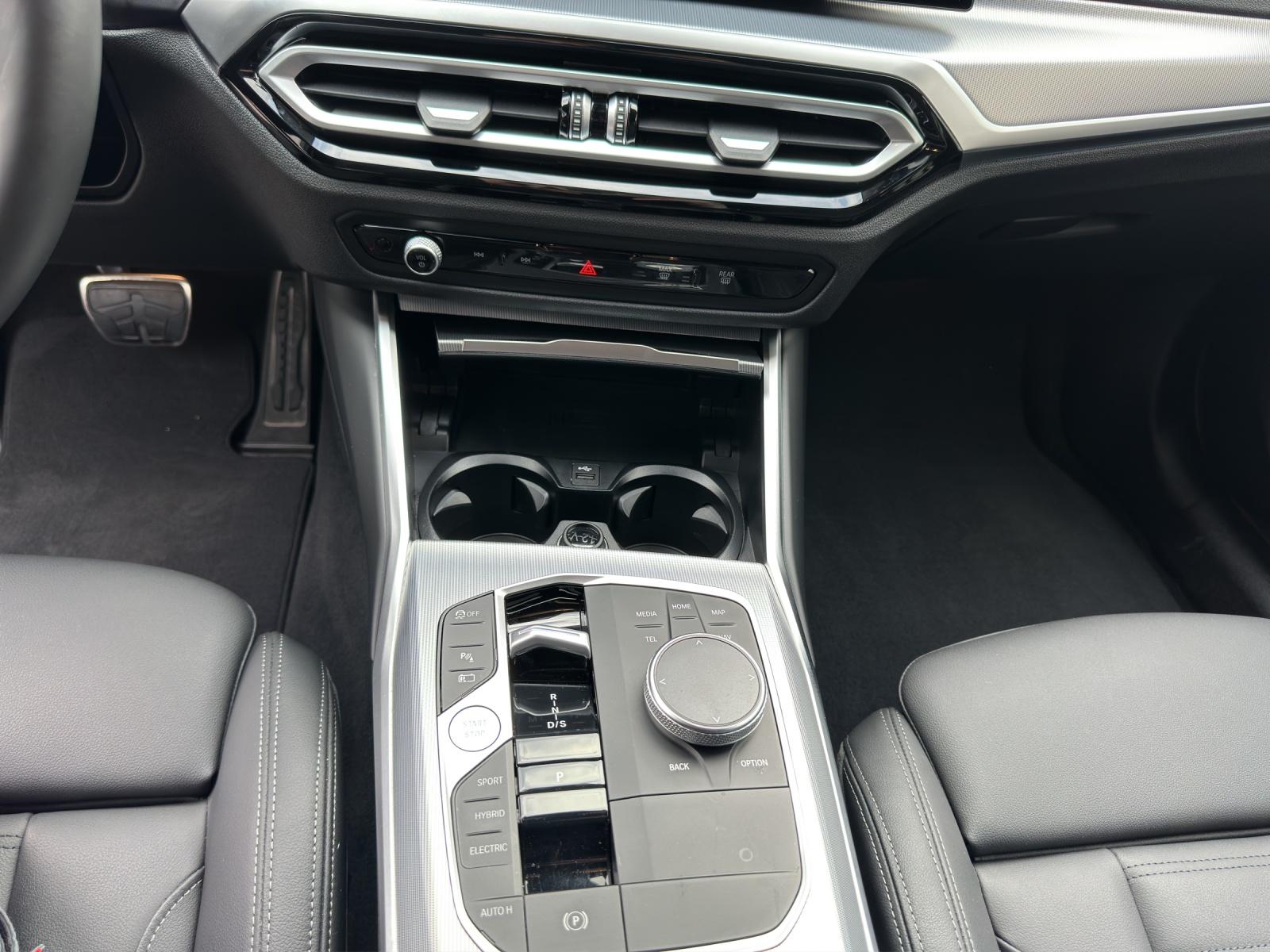 BMW 330e xDrive SAG Touring-image-11