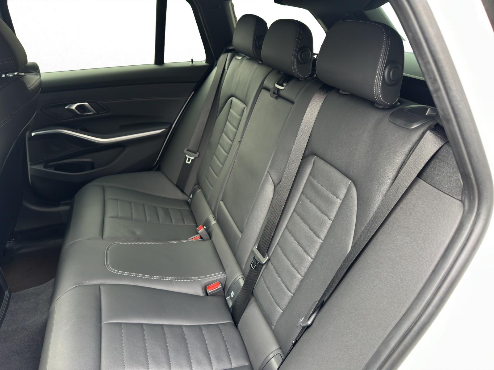 BMW 330e xDrive SAG Touring-image-13