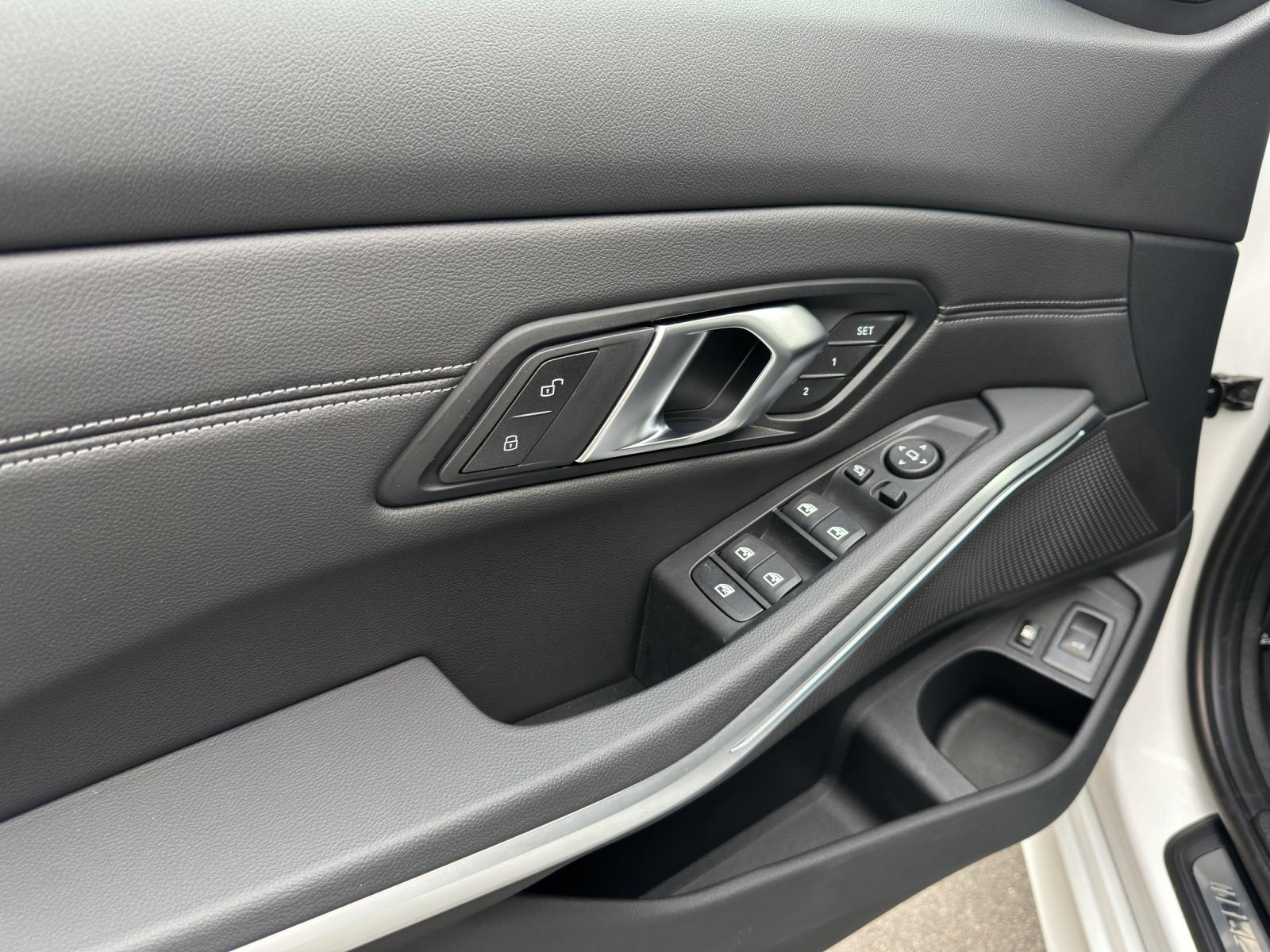 BMW 330e xDrive SAG Touring-image-16
