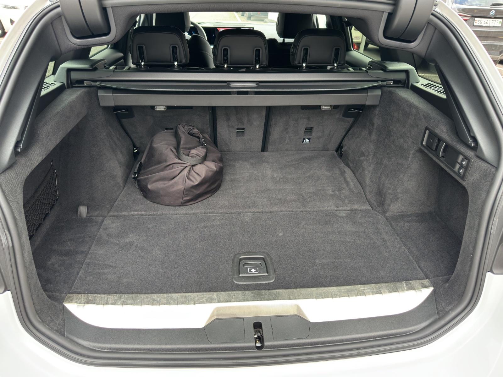 BMW 330e xDrive SAG Touring-image-18