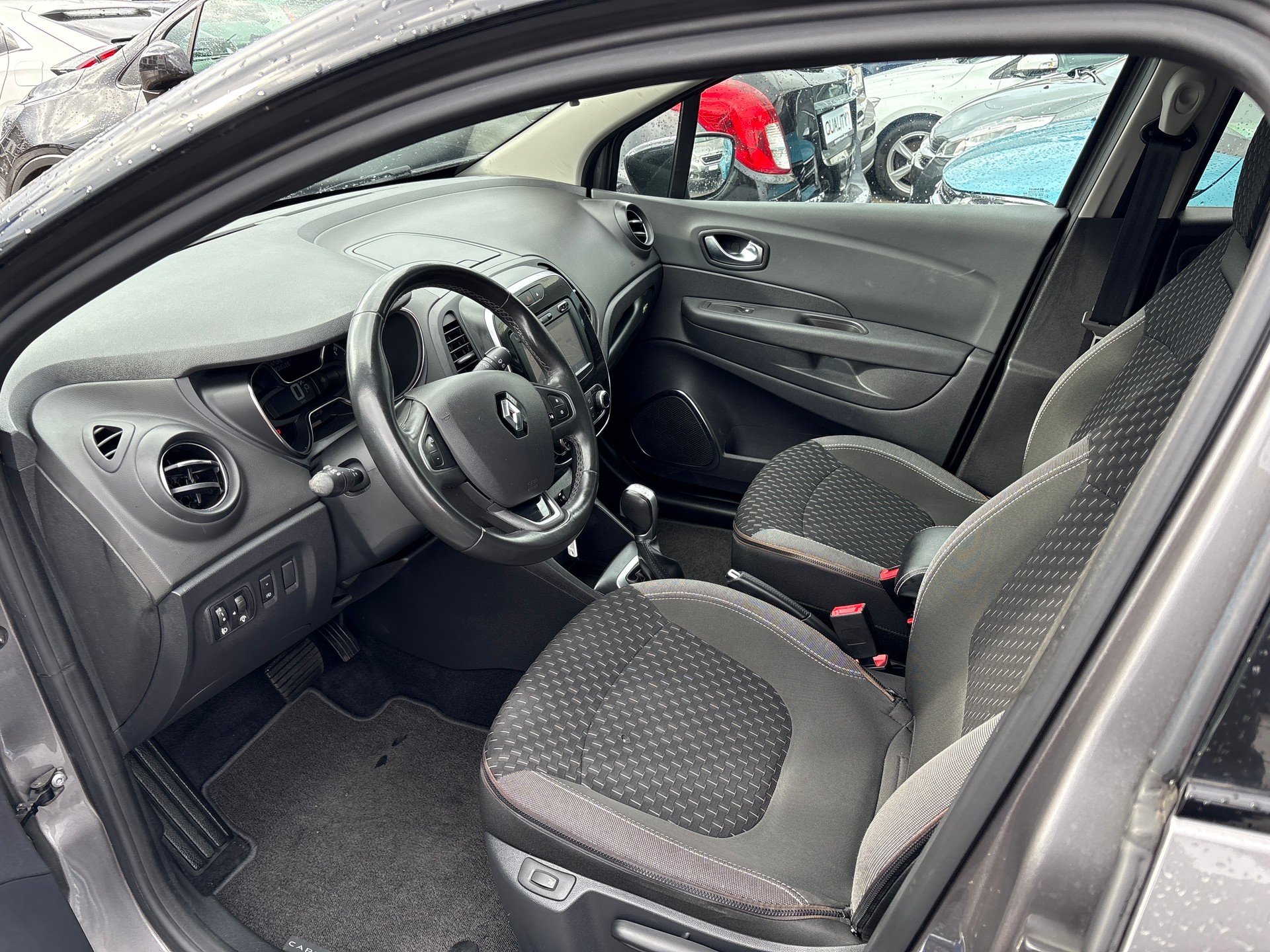 RENAULT Captur 1.2 T 16V 90th Anniversary EDC-image-5