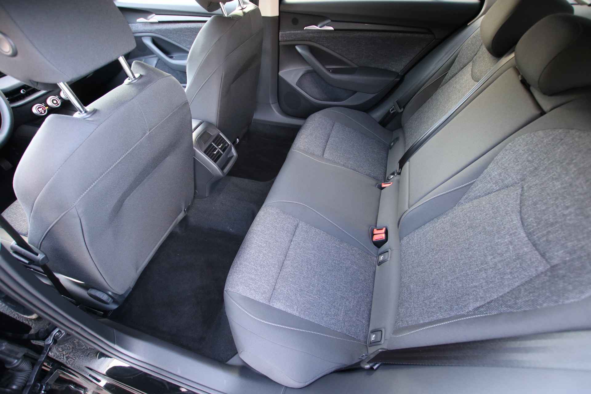 SKODA Superb Combi 1.5 eTSI Selection DSG *Werksgarantie bis 03.2030*-image-13