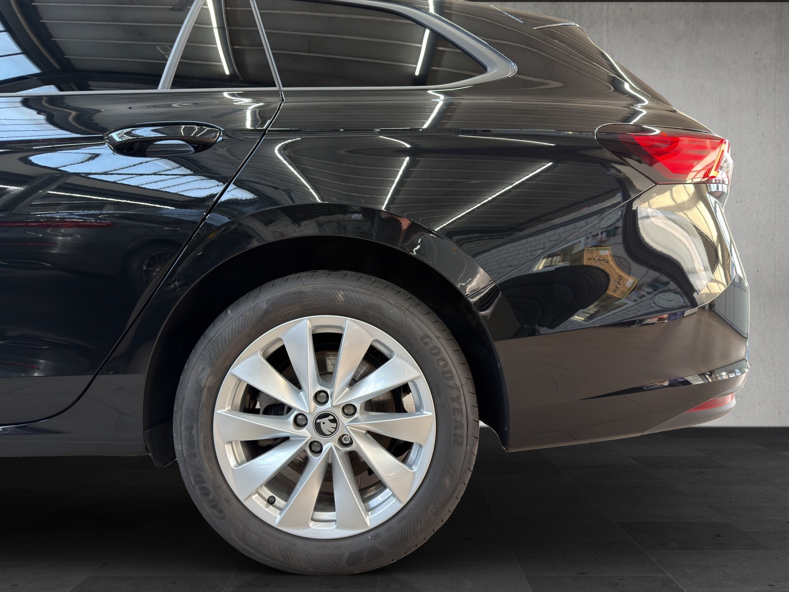 SKODA Superb Combi 1.5 eTSI Selection DSG *Werksgarantie bis 03.2030*-image-8