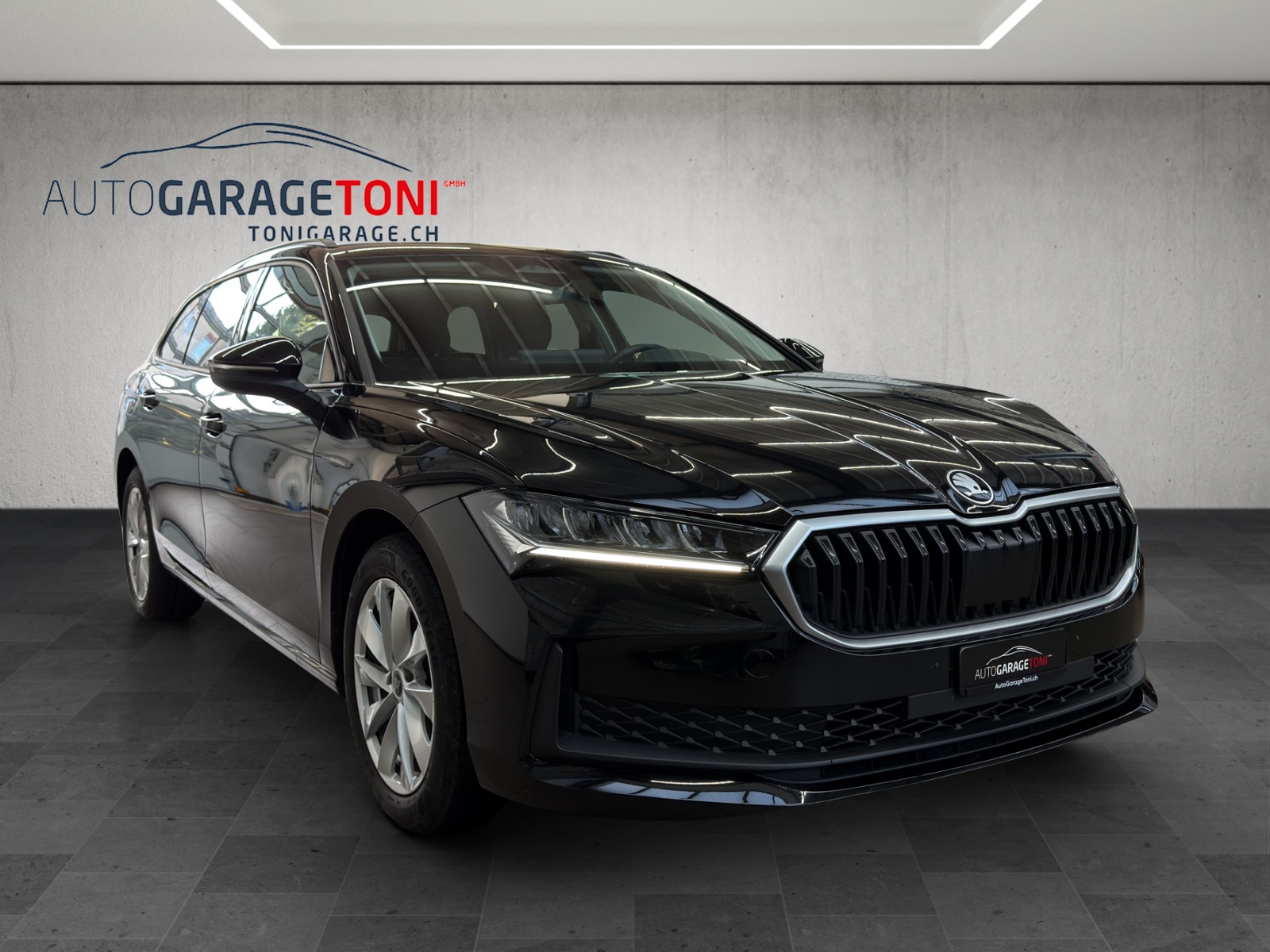 SKODA Superb Combi 1.5 eTSI Selection DSG *Werksgarantie bis 03.2030*-image-1