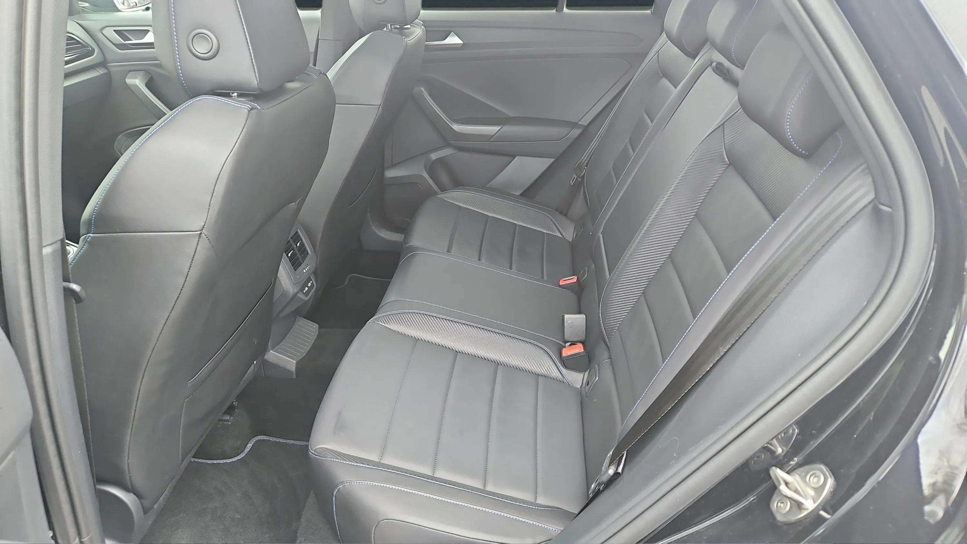 VW T-Roc 2.0 TSI R DSG 4Motion mit El. Ledersitze & 19" Alu-image-13