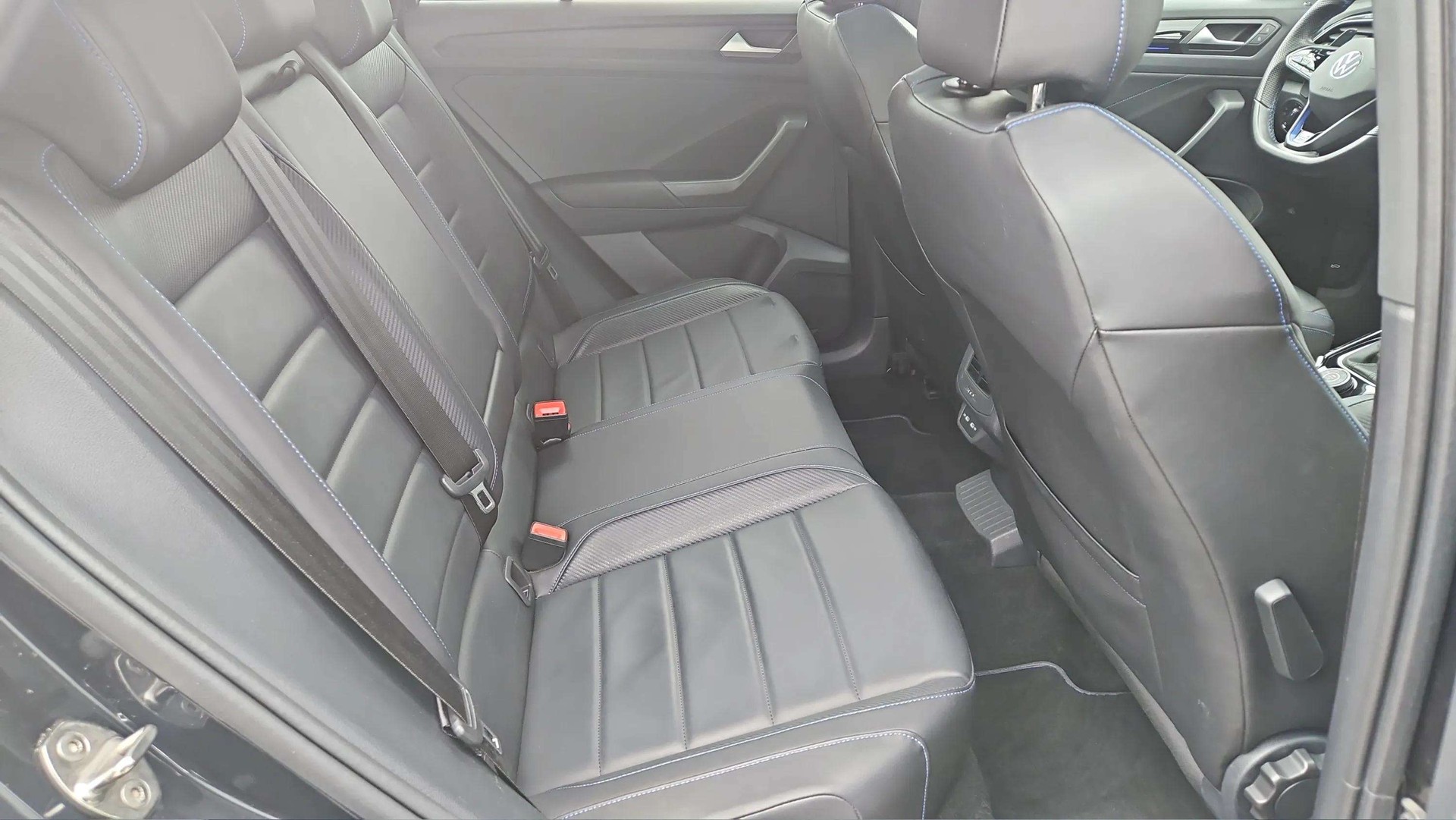 VW T-Roc 2.0 TSI R DSG 4Motion mit El. Ledersitze & 19" Alu-image-12