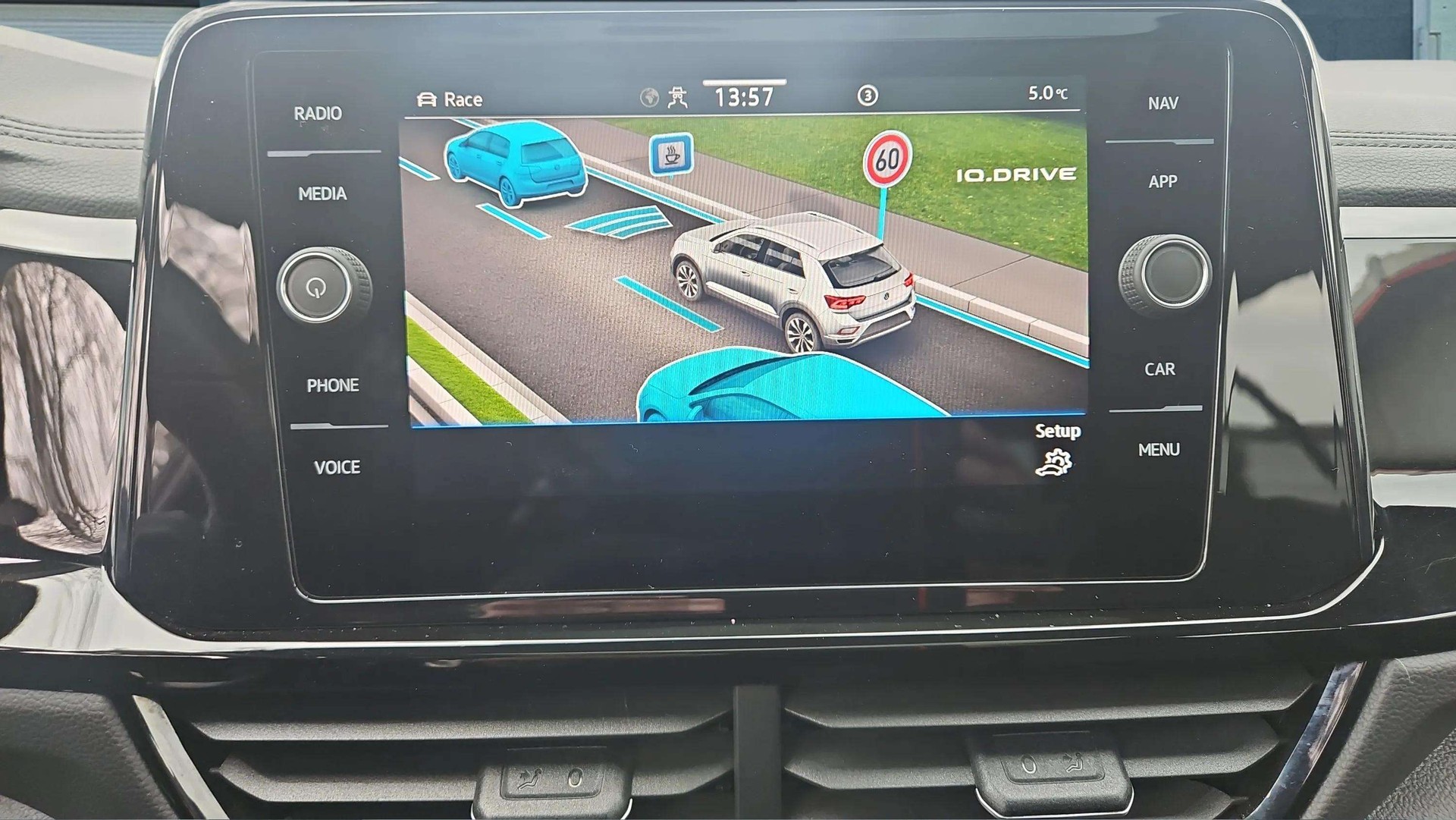 VW T-Roc 2.0 TSI R DSG 4Motion mit El. Ledersitze & 19" Alu-image-18