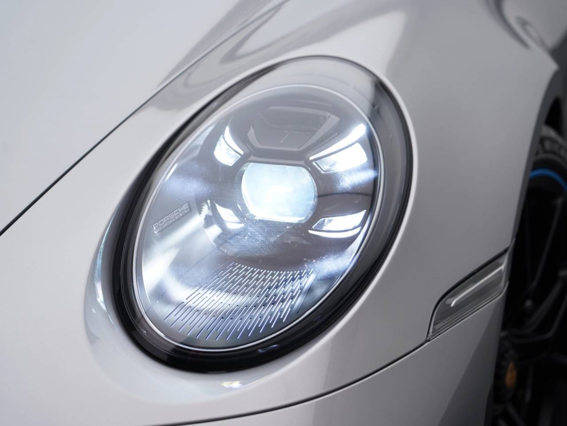 PORSCHE 911 GT3 mit Touring-Paket-image-12