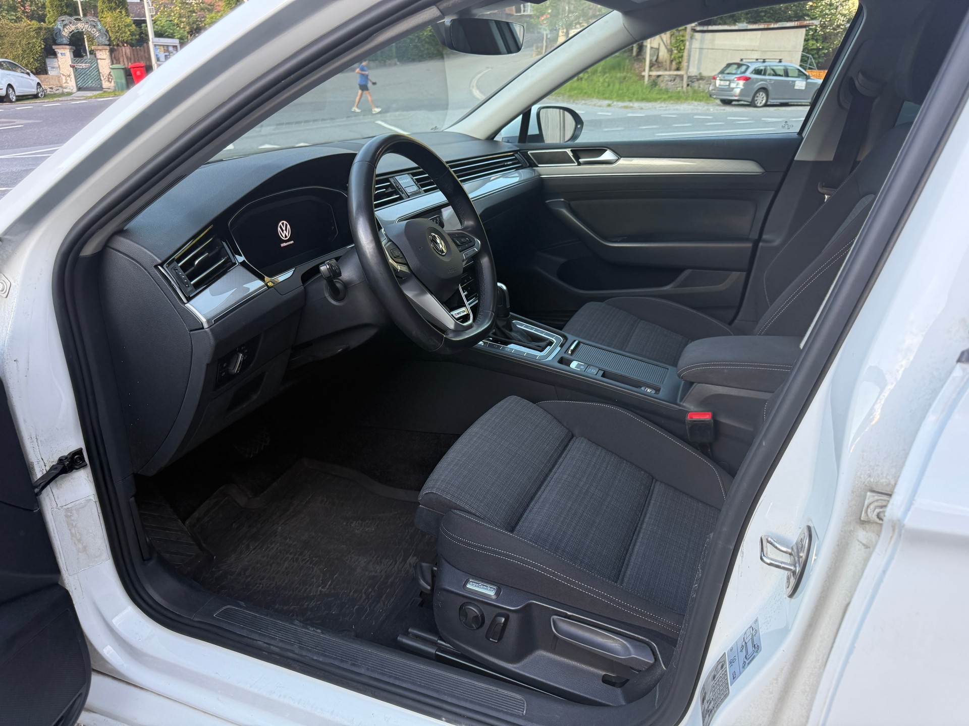 VW Passat 2.0 TDI BMT Business 4Motion DSG-image-12