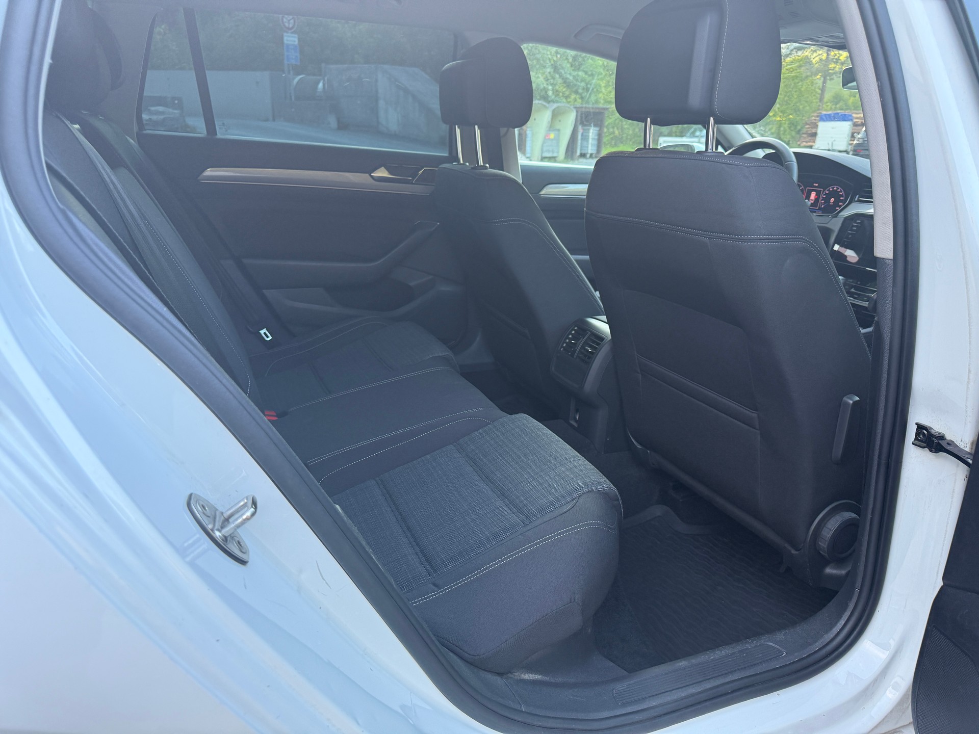 VW Passat 2.0 TDI BMT Business 4Motion DSG-image-17