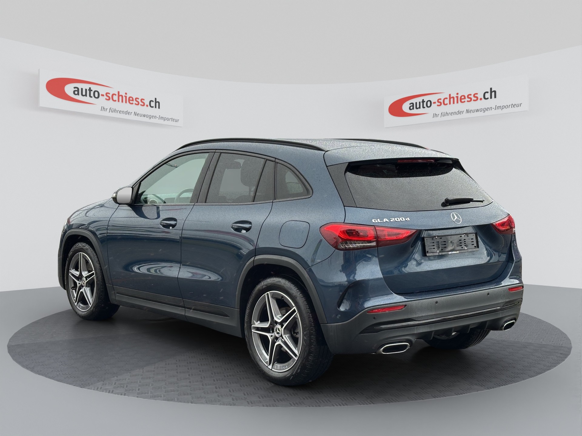 MERCEDES-BENZ GLA 200d AMG Night 8G-DCT-image-2