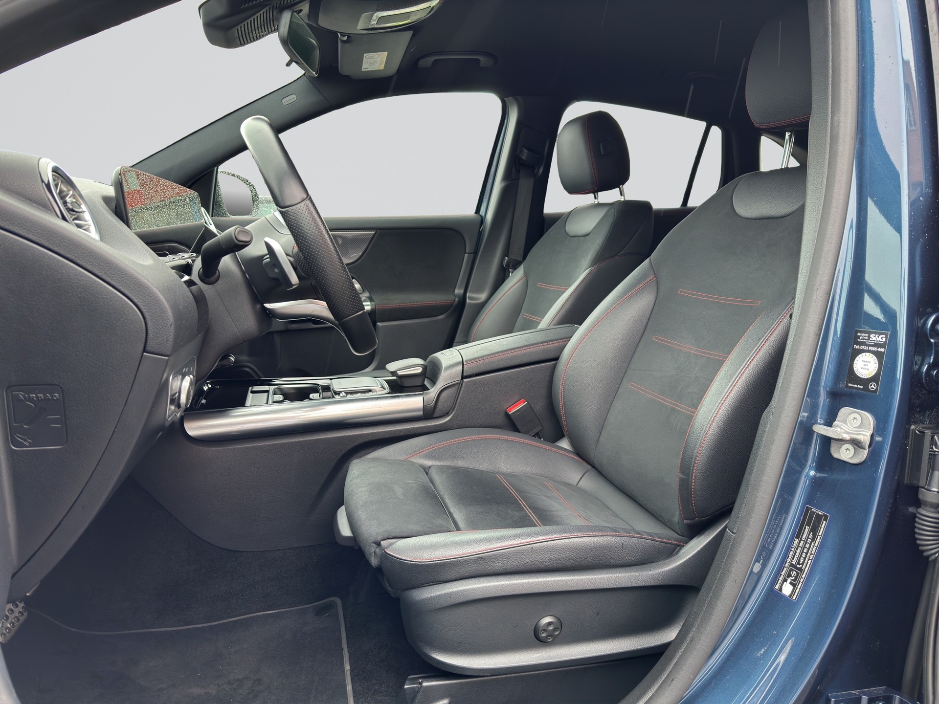 MERCEDES-BENZ GLA 200d AMG Night 8G-DCT-image-5
