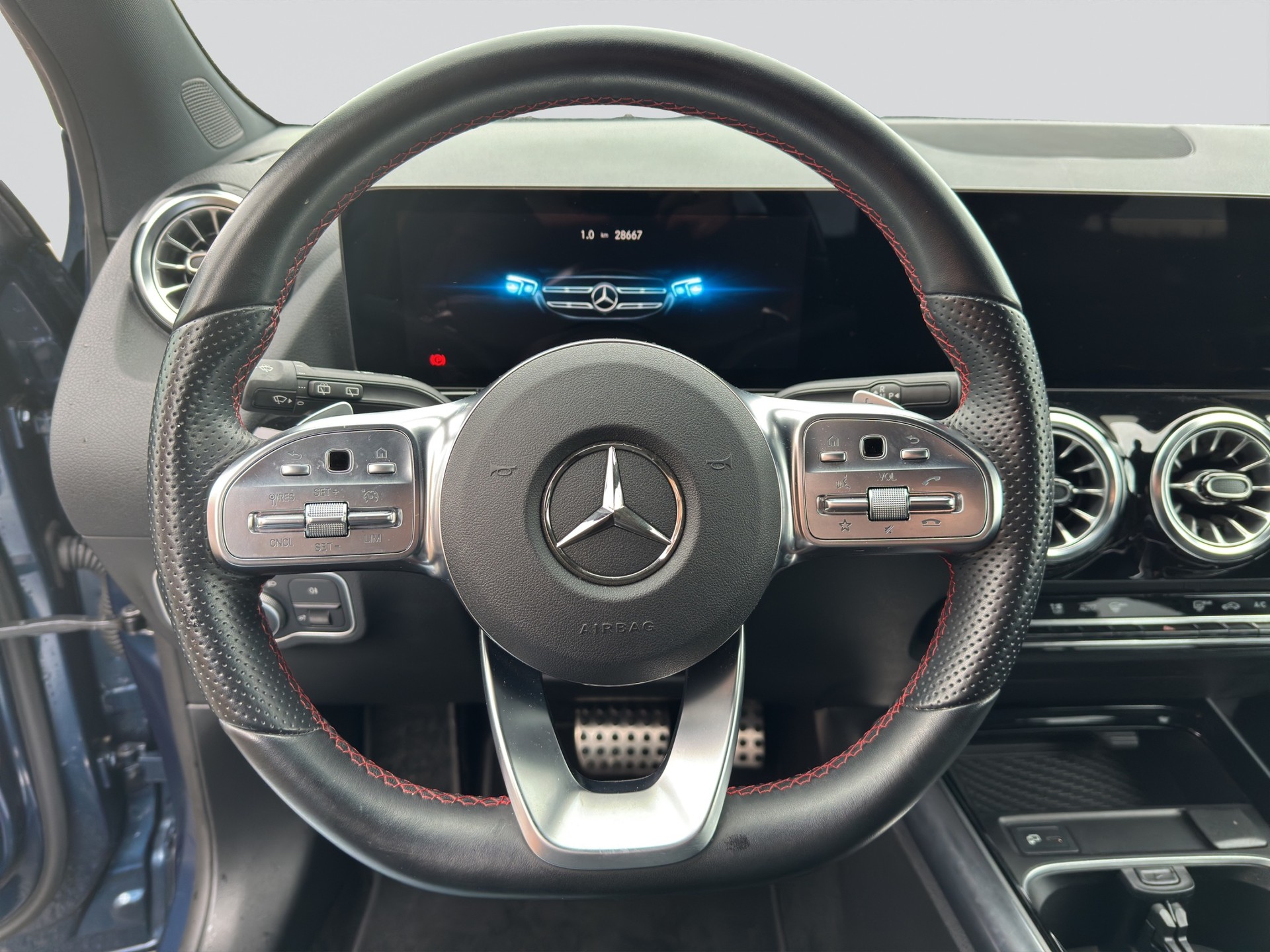 MERCEDES-BENZ GLA 200d AMG Night 8G-DCT-image-9