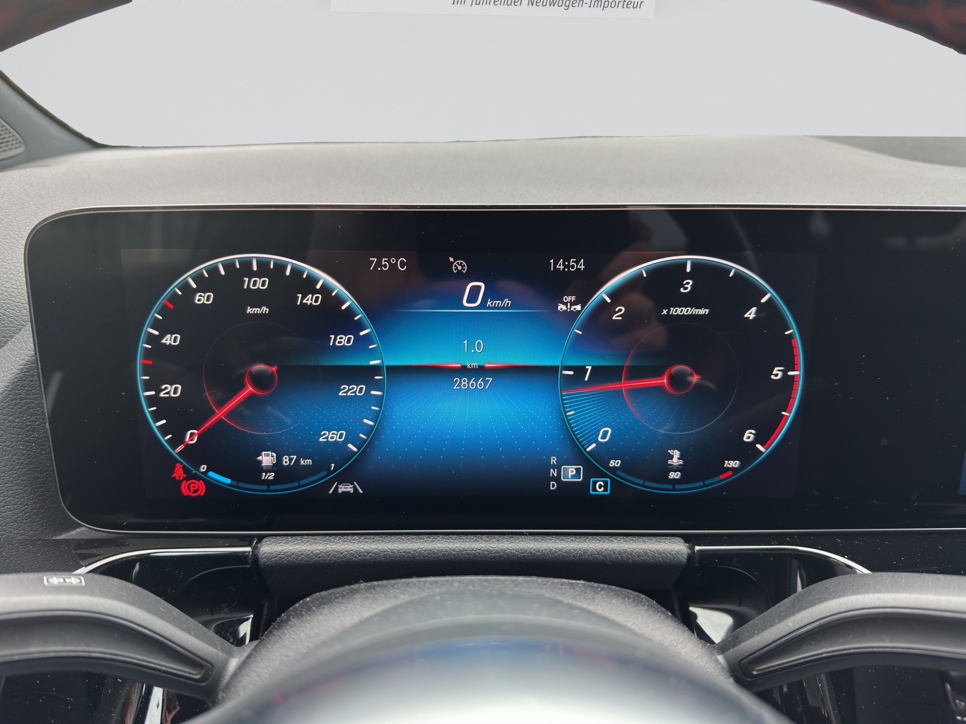 MERCEDES-BENZ GLA 200d AMG Night 8G-DCT-image-10