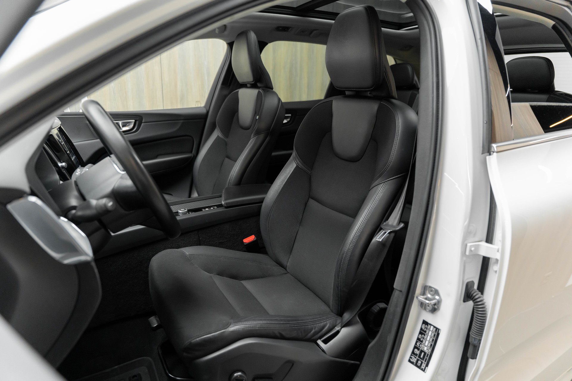 VOLVO XC60 T8 eAWD Momentum Geartronic-image-5